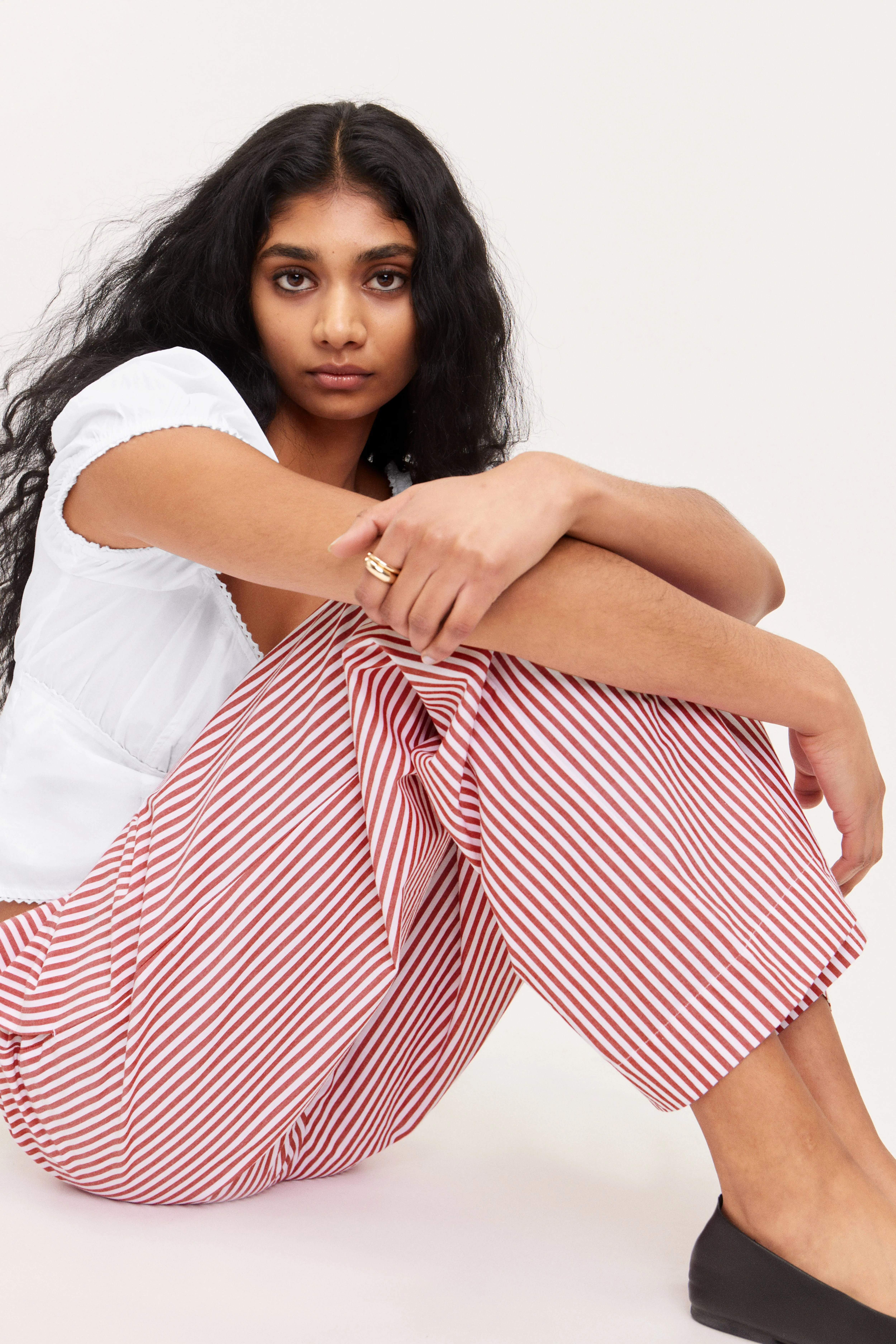 Relaxed Poplin Trousers - Regular waist - Red & White Pinstripes - Ladies | H&M GB